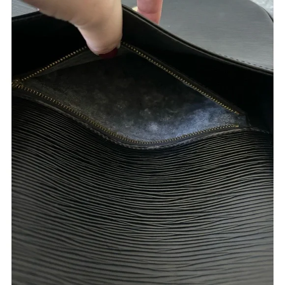 Louis Vuitton Epi St. Cloud GM Crossbody 🖤☁️ - Picture 12 of 15